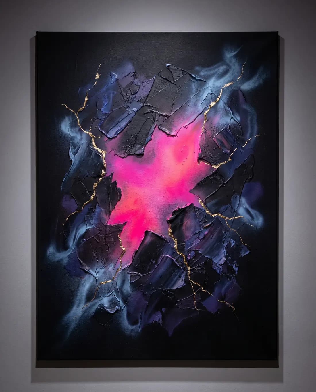 Magenta som bryter igenom en svart yta