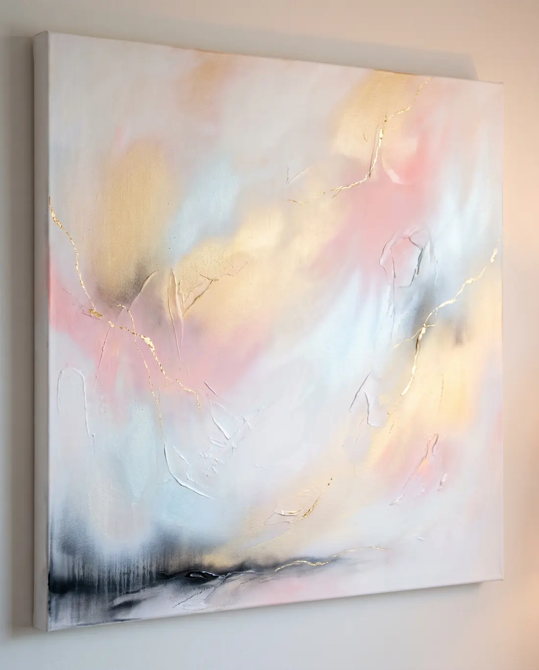 Ljus abstrakt målning i guld, rosa och isblått